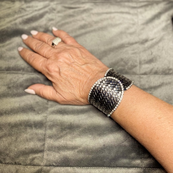 ELEGANT CUFF BRACELET - Picture 7 of 8